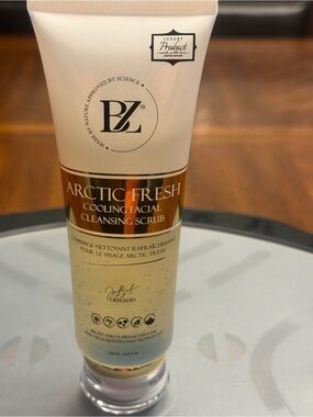 Arctic Fresh Cooling Facial Cleansing Scrub — White/Gold